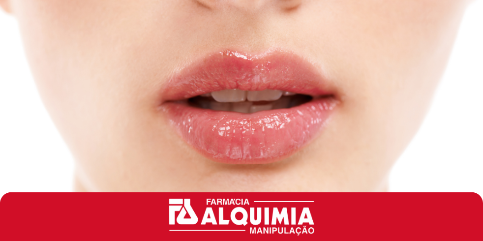 Você é daquelas pessoas que passam protetor no rosto, mas se esquecem da região labial? Entenda por que o AlquiGloss Summer, o nosso gloss labial com proteção solar, é a solução ideal. Leia mais neste texto da Alquimia, a sua farmácia de manipulação online.
O verão é uma época em que estamos mais expostos aos raios solares. É quando buscamos proteção para a pele, mas muitas vezes nos esquecemos de uma parte fundamental do nosso rosto: os lábios. A Alquimia, reconhecida por sua excelência na produção de produtos de cuidados personalizados, apresenta sua mais recente inovação para esta estação: o Alquigloss Summer, um gloss labial especialmente desenvolvido para o verão, com a incrível adição de proteção solar.
Os lábios são uma parte delicada do rosto, suscetíveis aos danos causados pelos raios ultravioleta. A exposição prolongada pode resultar em ressecamento, rachaduras e até queimaduras solares. É aí que entra a importância do Alquigloss Summer. Não é apenas um gloss para proporcionar brilho e hidratação aos lábios, mas também oferece uma camada protetora contra os raios UV prejudiciais.
Esta fórmula inovadora combina os benefícios do gloss labial, que adiciona uma dose de frescor e vitalidade aos lábios, com ingredientes que garantem a proteção solar. Com FPS (Fator de Proteção Solar) específico, o Alquigloss Summer da Alquimia oferece uma barreira contra os efeitos nocivos do sol, preservando a saúde e a beleza dos lábios.